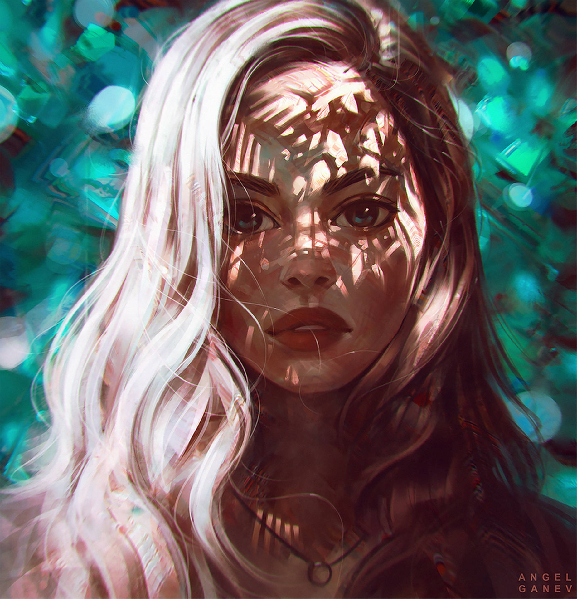 白髮女性，臉上帶樹葉陰影，青綠色背景。