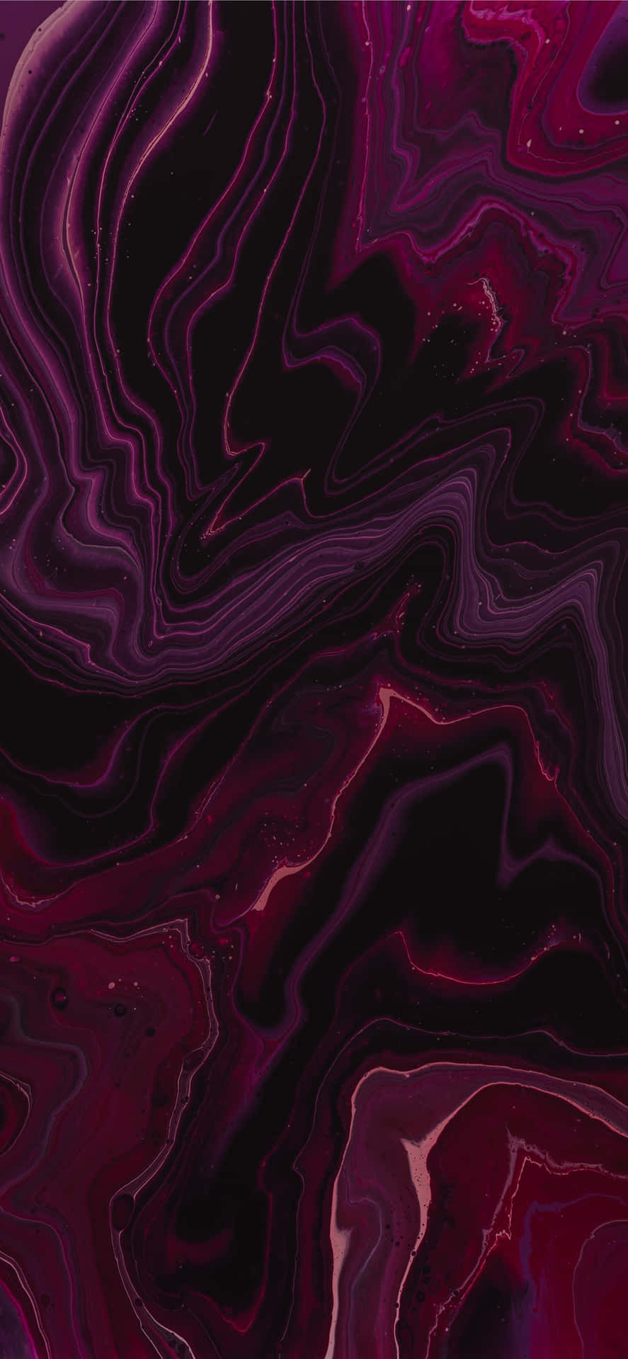 粉黑大理石紋理設計 壁紙 — 深紫色和洋紅色的鮮豔漩渦圖案在深色背景上流動，如同液體大理石。