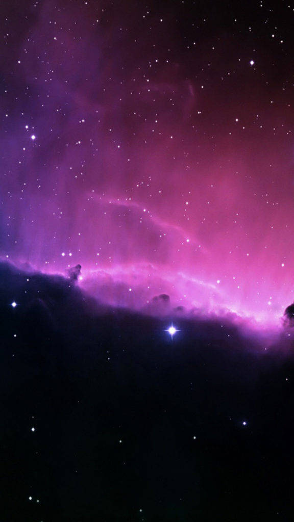 在深空中閃爍著星星的充滿活力的紫色和粉紅色星雲。