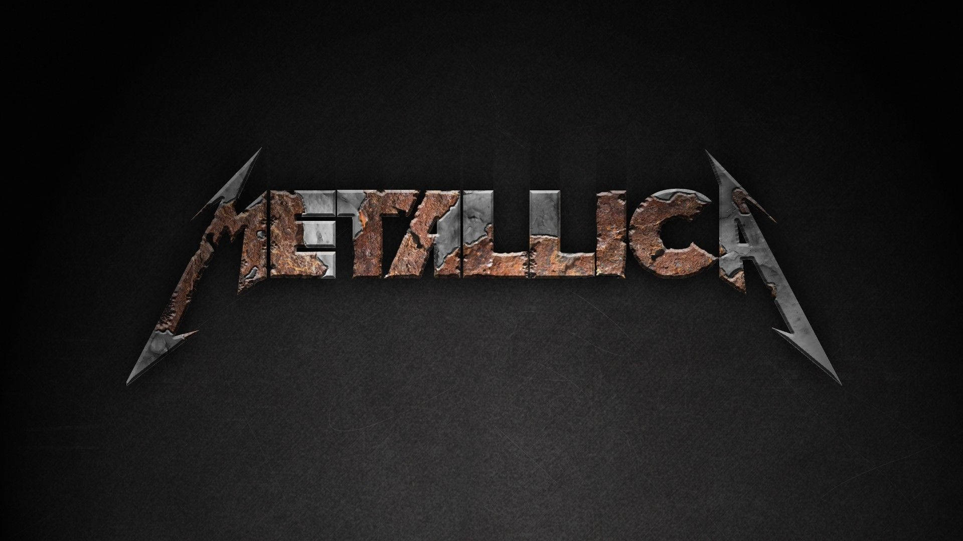 在深色紋理背景上，帶有鋒利箭頭的鏽蝕 Metallica 標誌。