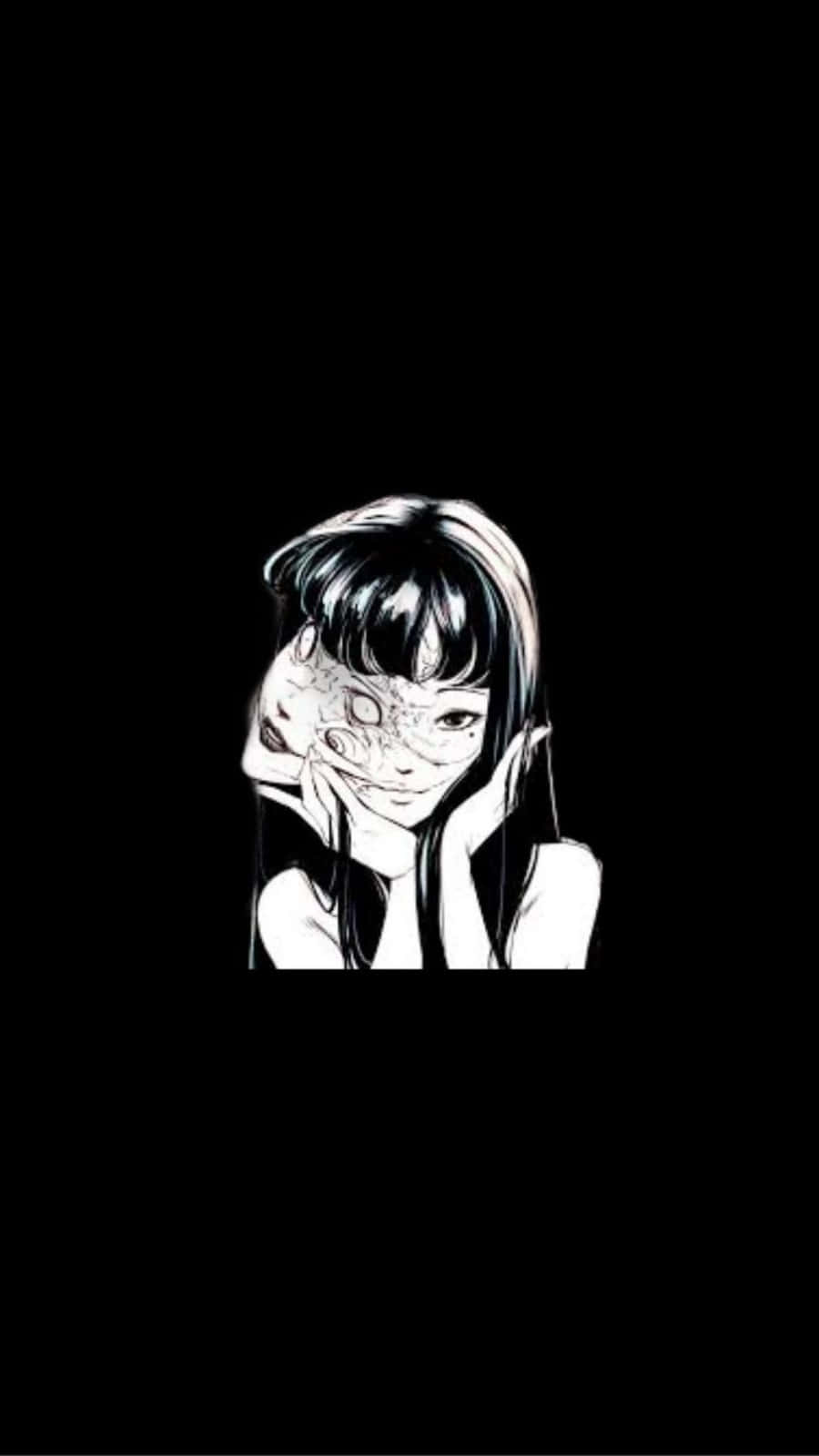 粗獷動漫女孩 Tomie 壁紙 — 一個令人毛骨悚然的動漫女孩，半張臉被裂開的面具遮蓋，背景是純黑色。