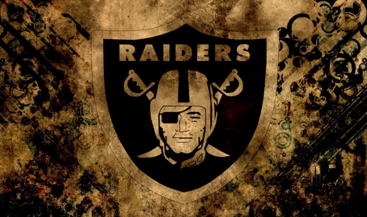 粗獷褐色突襲者隊標誌 壁紙 — 一個經風化的Raiders標誌，帶有骷髏頭和交叉的劍，背景是粗糙的紋理。