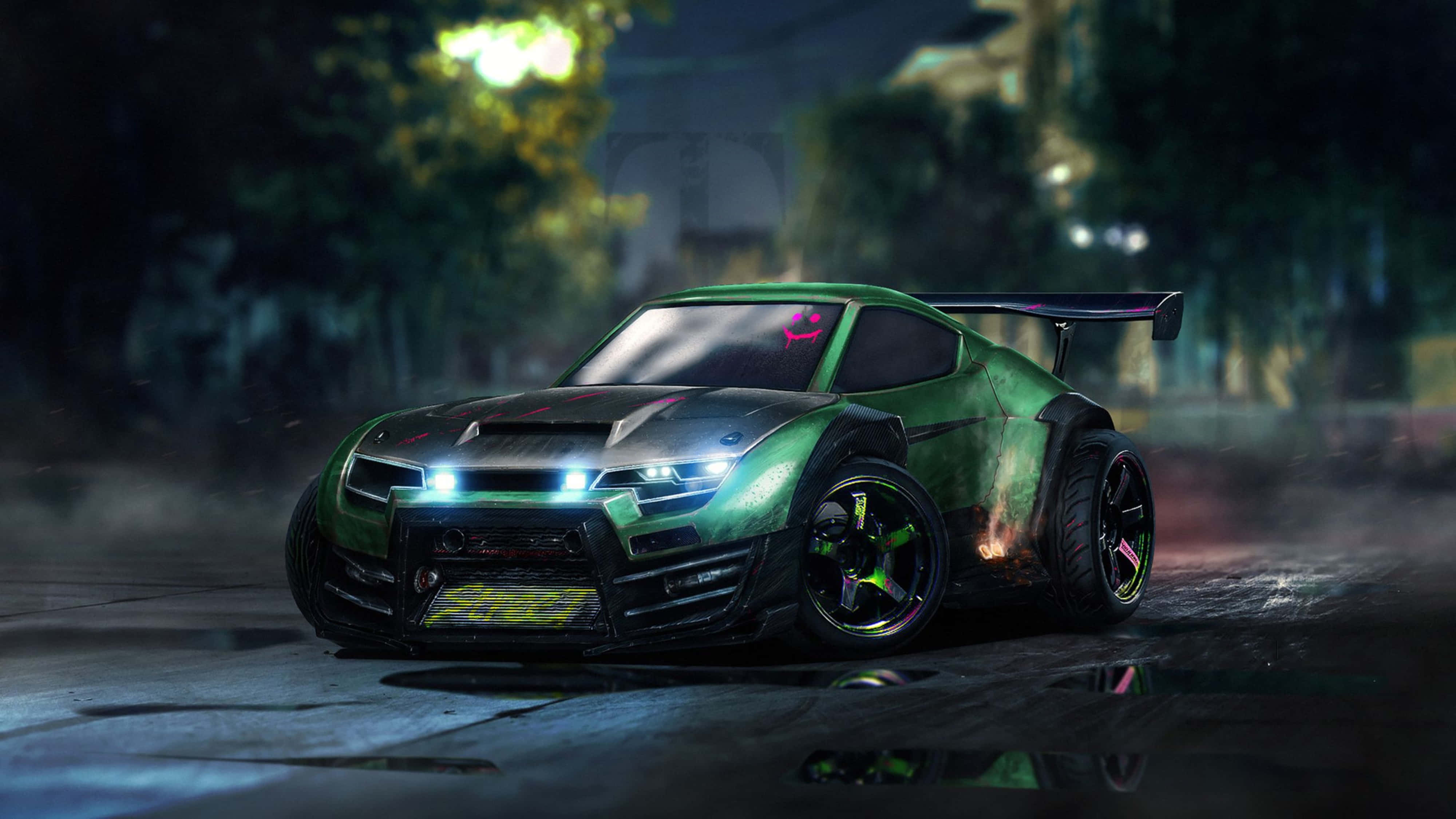 粗獷車款 Rocket League 4K 壁紙 — 一輛霓虹綠色的漂移車，車頭燈閃爍，在霧氣瀰漫的夜間城市街道上行駛，路面潮濕且反射光線。