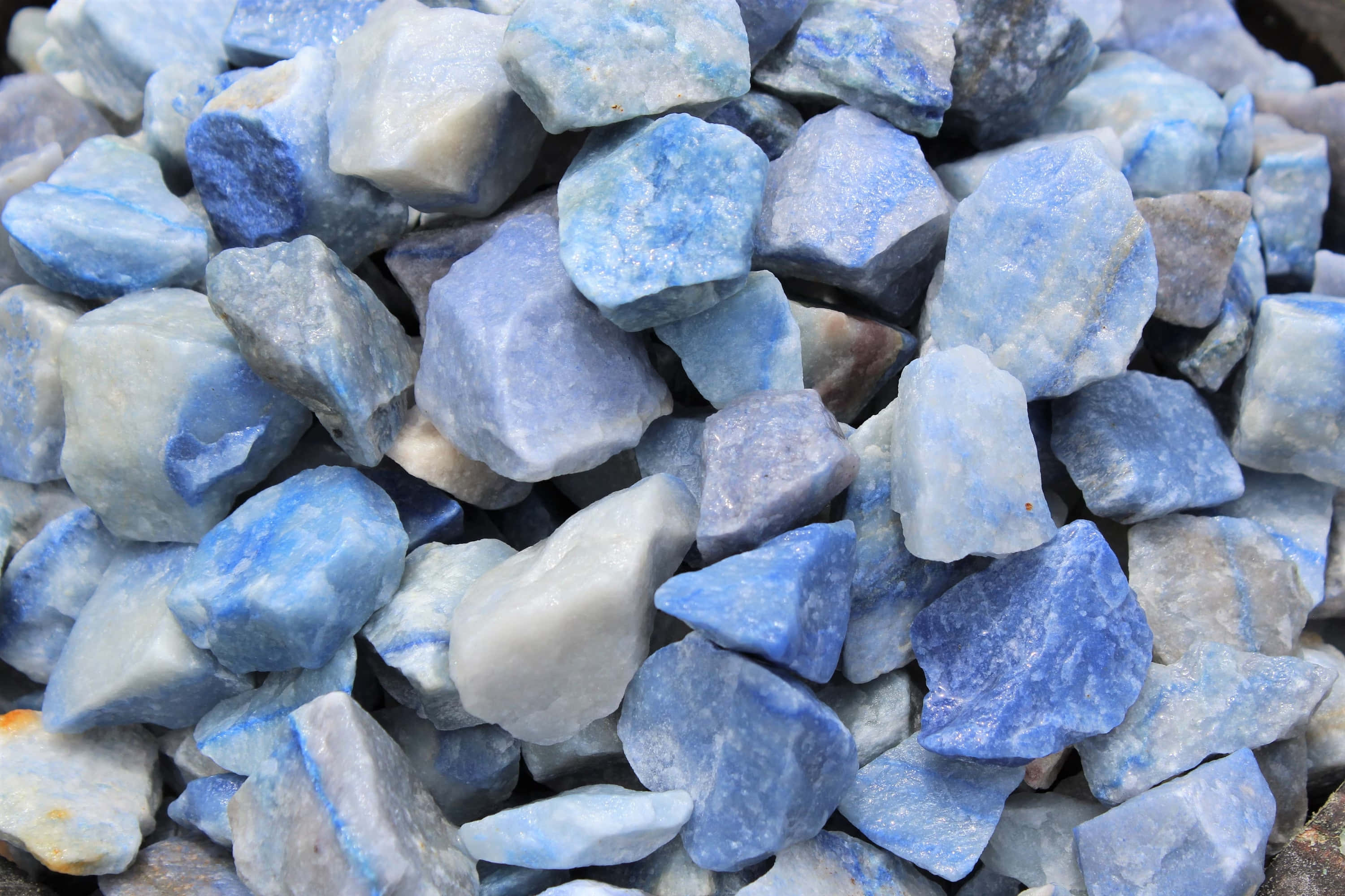 Slate Blue 桌布 壁紙 — 粗糙藍白色礦石近距離特寫，堆疊在一起，呈現自然紋理和柔和光線。