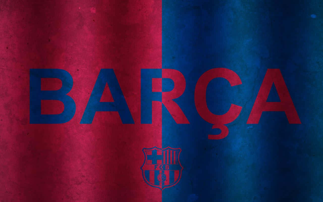 Barcelona 桌布 壁紙 — 粗體 BARÇA 文字以藍色和紅色垂直分割，帶有紋理布料背景，下方為會徽。