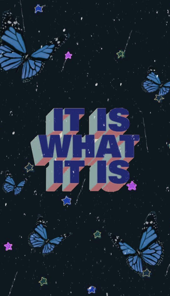 藍色蝴蝶 桌布 壁紙 — 粗體3D文字在黑暗宇宙背景下顯示「IT IS WHAT IT IS」，並有藍色蝴蝶和彩色星星。