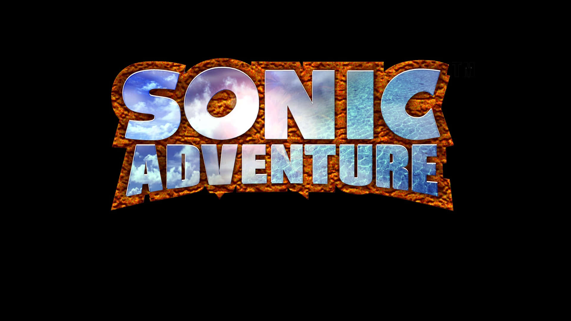 Sonic Adventure HD 桌布 壁紙 — 粗體3D文字顯示「SONIC ADVENTURE」，字母內有天空雲朵及鏽蝕金屬紋理，背景為黑色。