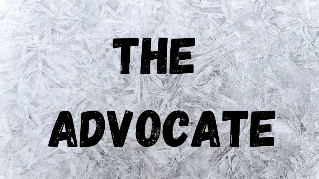 粗體字樣的律師 壁紙 — 粗體黑色文字「THE ADVOCATE」顯示在帶有紋理的冰霜背景上。