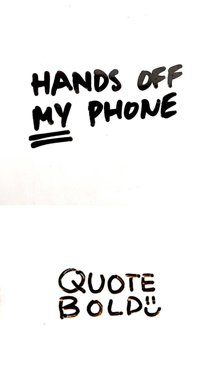 搞笑 桌布 壁紙 — 粗體手寫文字在純白背景上宣告「HANDS OFF MY PHONE」，帶有雙底線，下方有「QUOTE BOLDU」。
