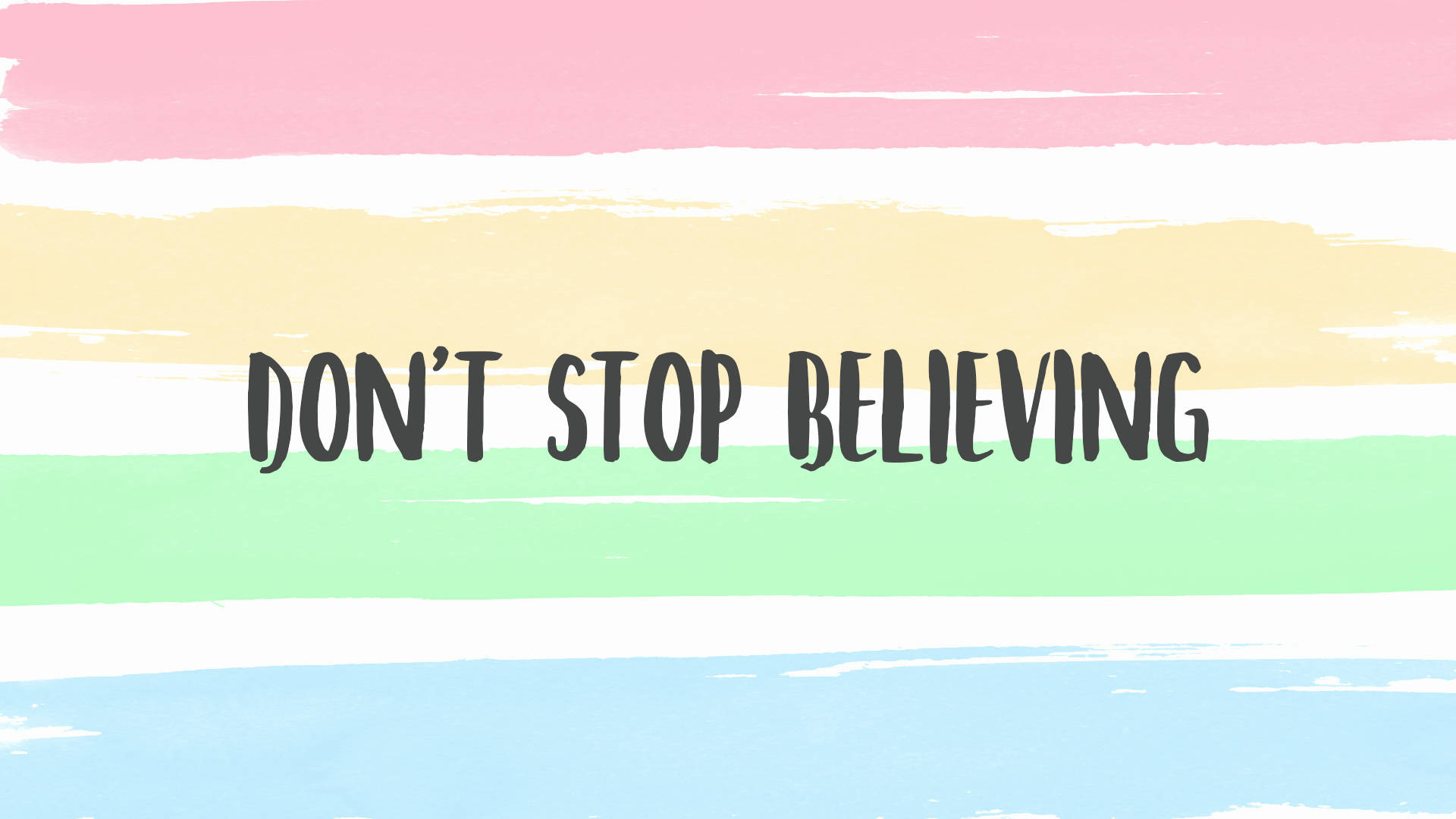 淡彩風格 桌布 壁紙 — 粗體文字 'don't stop believing' 覆蓋在粉紅、黃、綠和藍色的柔和粉彩筆觸條紋上。