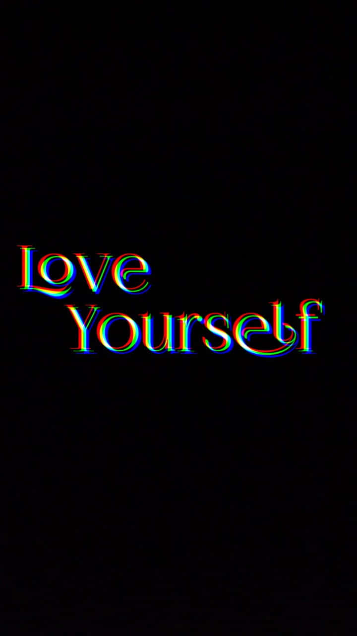 love yourself 桌布 壁紙 — 粗體文字 'Love Yourself' 在純黑色背景上發出彩虹色差的光芒。