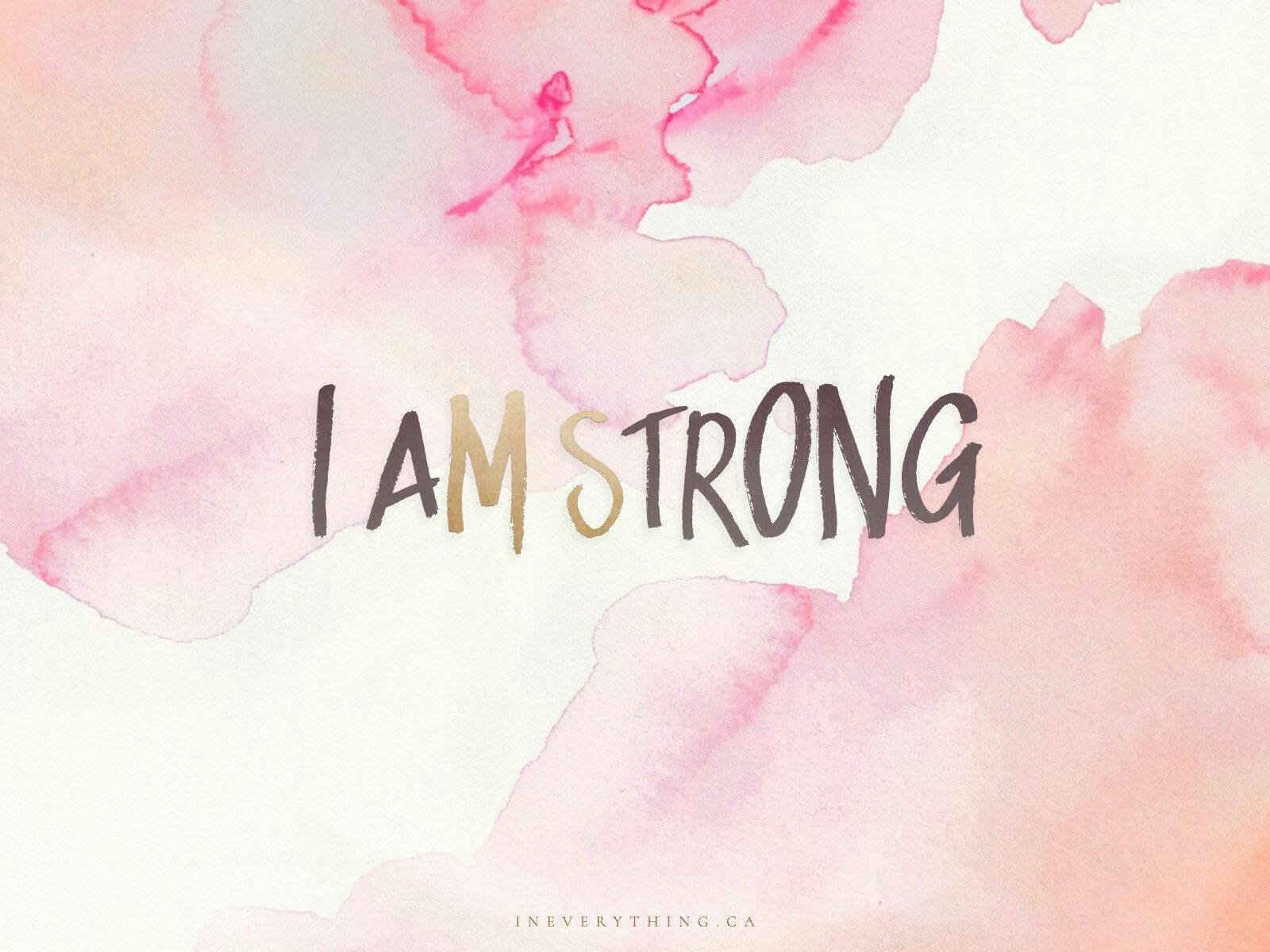 Inspirational Quotes 桌布 壁紙 — 粗體文字「我很堅強」以黑色和金色字母在柔和的粉彩水彩背景上突出顯示。
