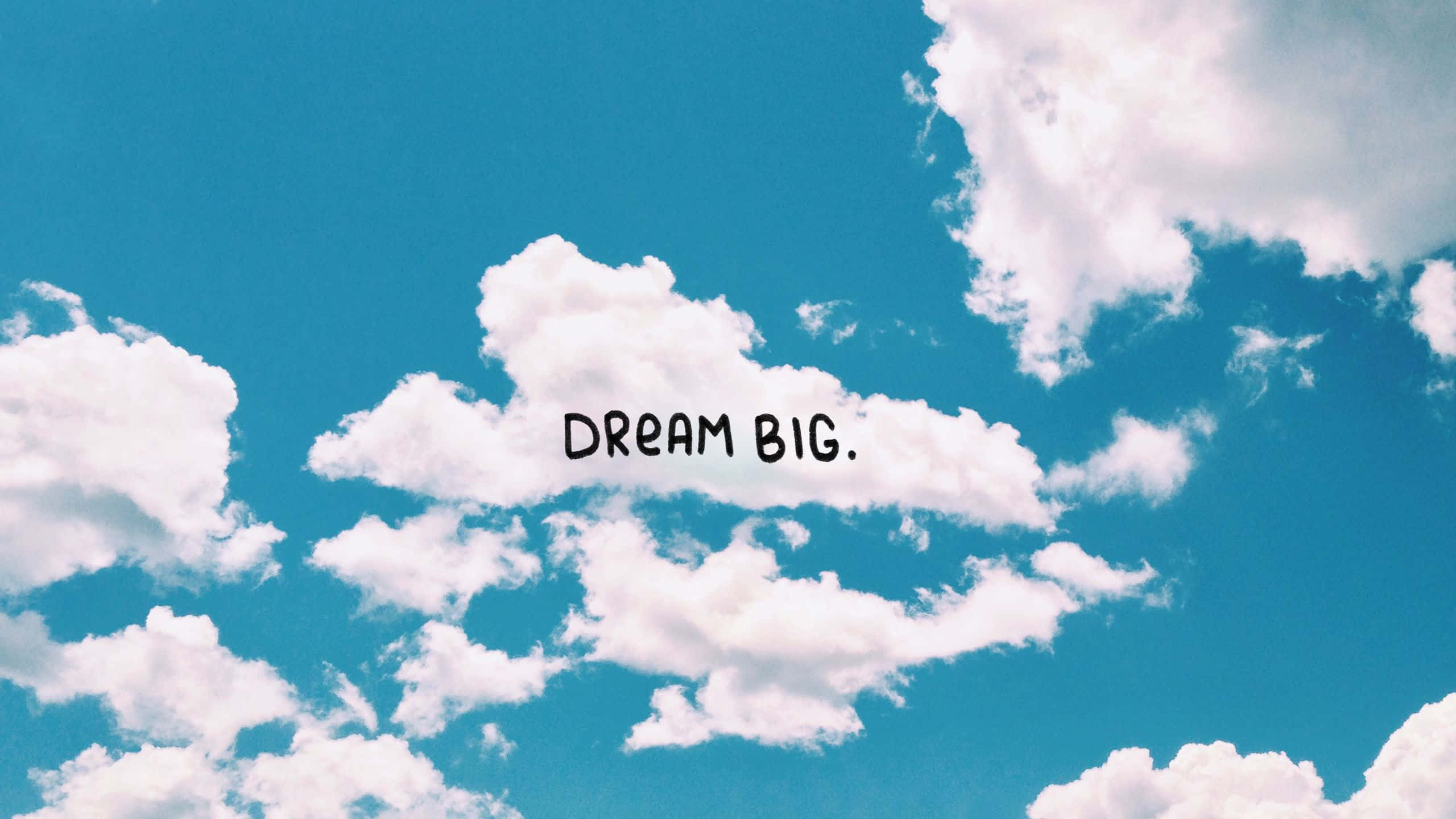 Cloud Aesthetic 桌布 壁紙 — 粗體文字在充滿蓬鬆白雲的鮮豔藍天下寫著「夢想遠大」。