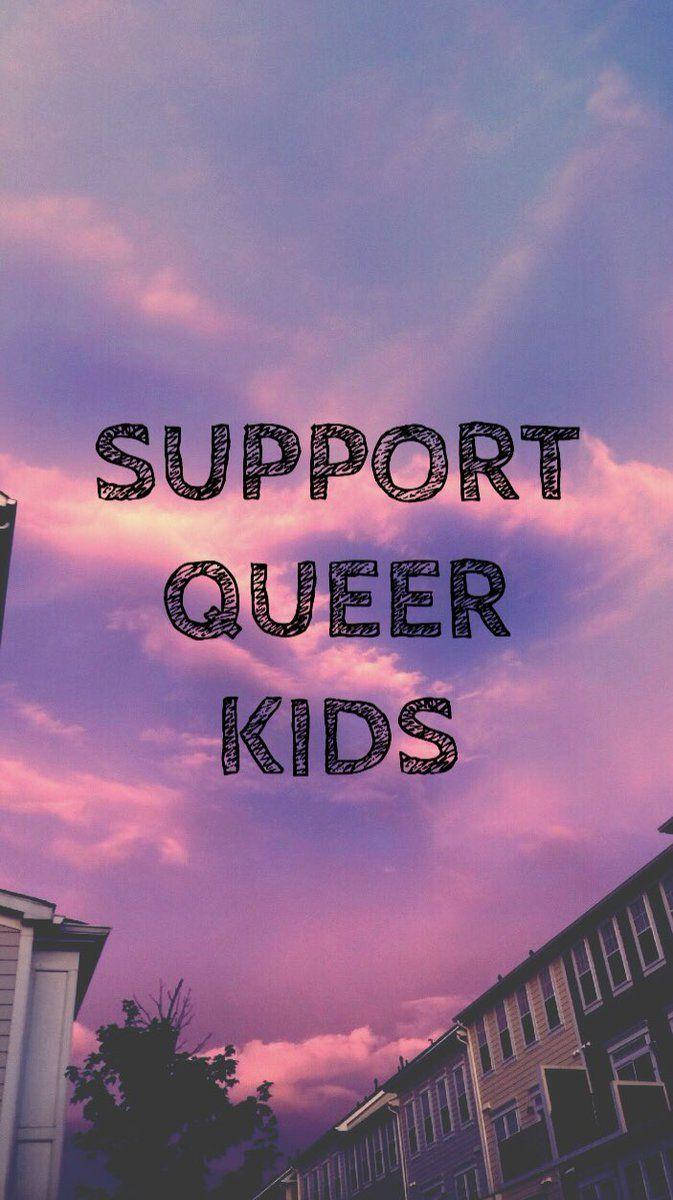彩虹 桌布 壁紙 — 粗體文字顯示 support queer kids，疊加在住宅屋頂上方充滿活力的紫色和粉紅色日落天空上。