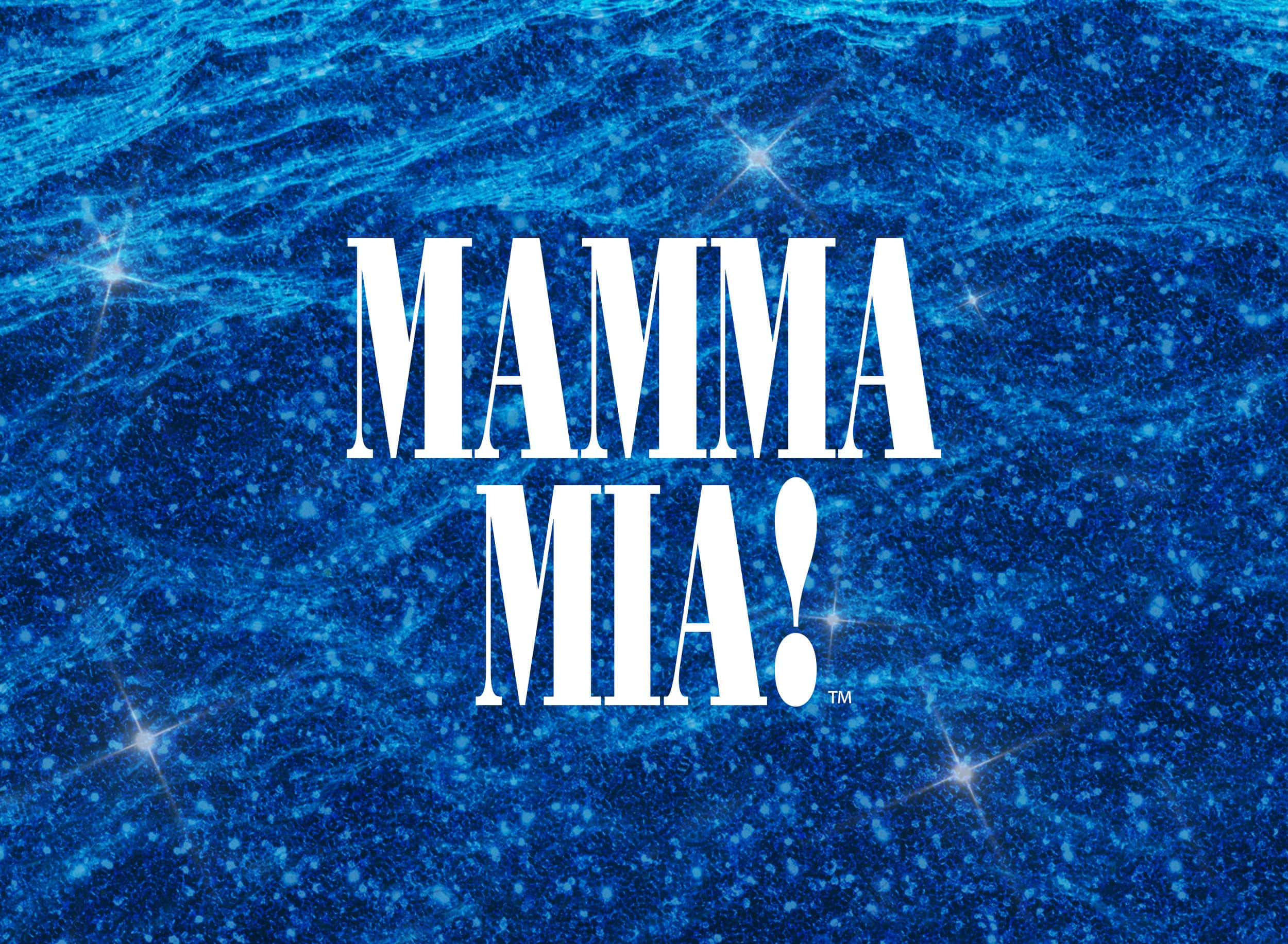 Mamma Mia 桌布 壁紙 — 粗體白色「MAMMA MIA!」文字在閃爍的深藍色紋理背景上發光，帶有星爆亮點。