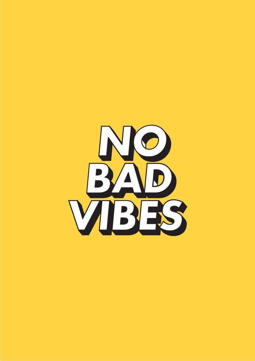 Quote 桌布 壁紙 — 粗體白色3D文字顯示「no bad vibes」，居中於純黃色背景上。