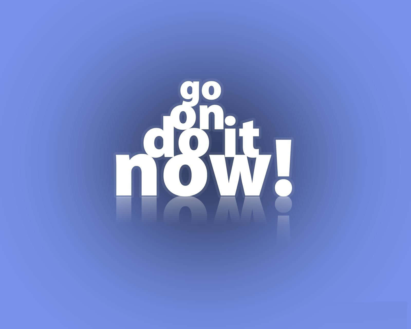 鼓舞人心的 桌布 壁紙 — 粗體白色3D文字顯示go on do it now!，在漸變藍色背景上帶有倒影。
