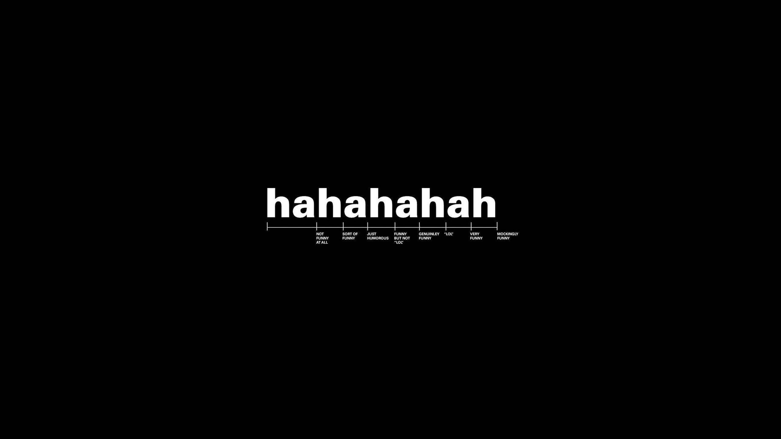 Laugh 桌布 壁紙 — 粗體白色文字「hahahahah」居中於黑色背景上，下方有幽默的單詞標籤。