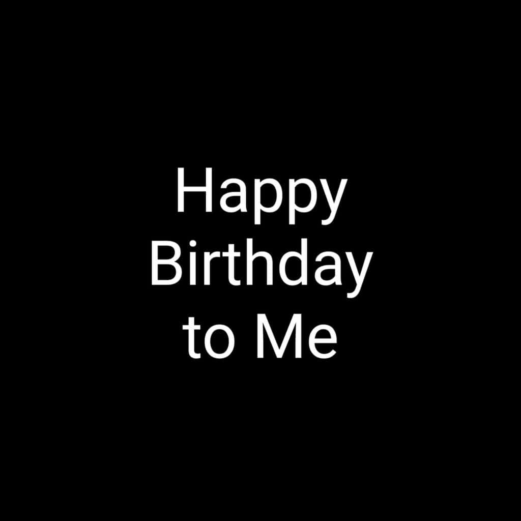 生日快樂俾自己 桌布 壁紙 — 粗體白色文字「Happy Birthday to Me」居中顯示在純黑色背景上。
