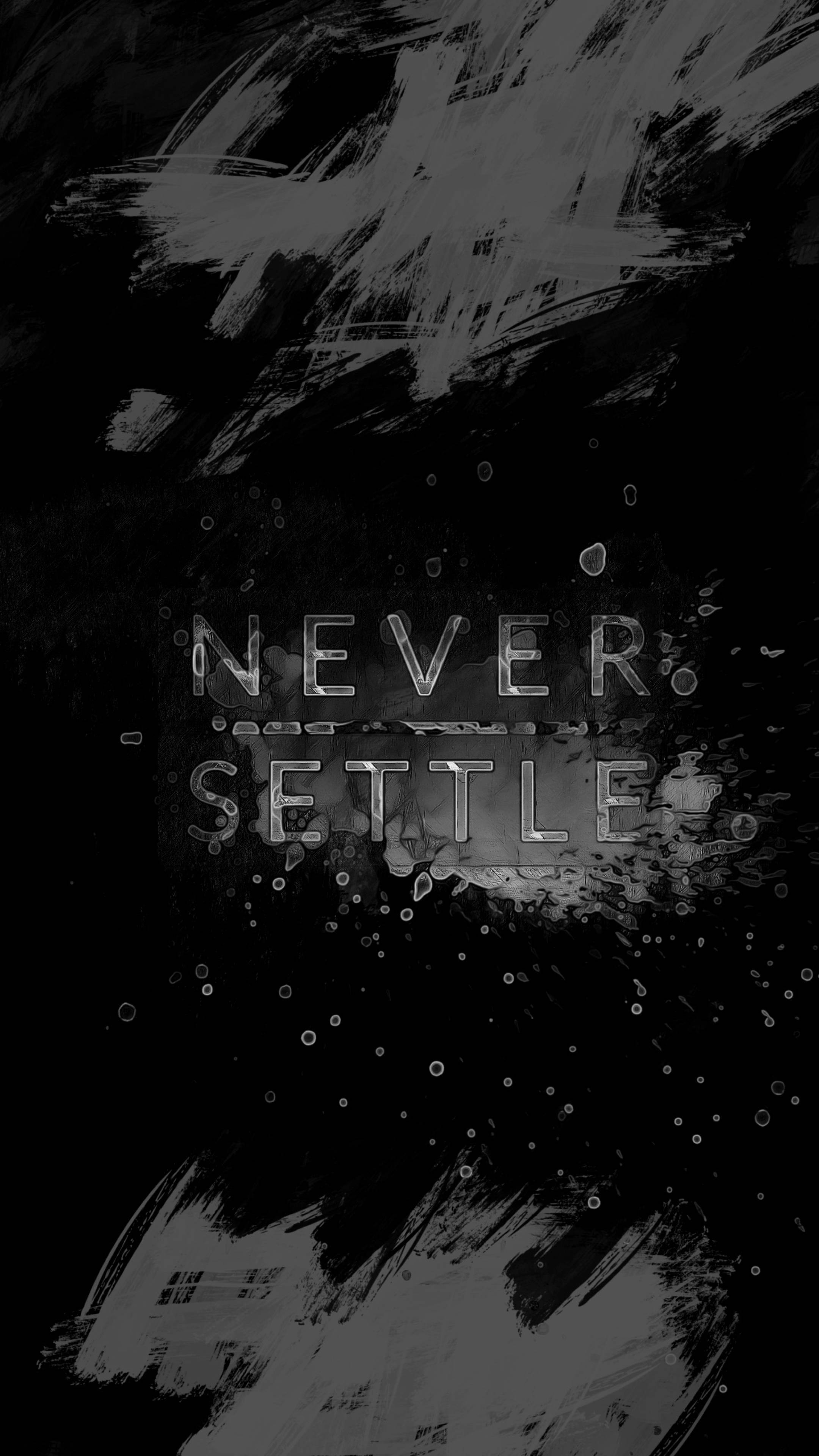 桌布 壁紙 — 粗體白色文字「NEVER SETTLE」從混亂的黑色和灰色筆觸中浮現，帶有散落的水滴。