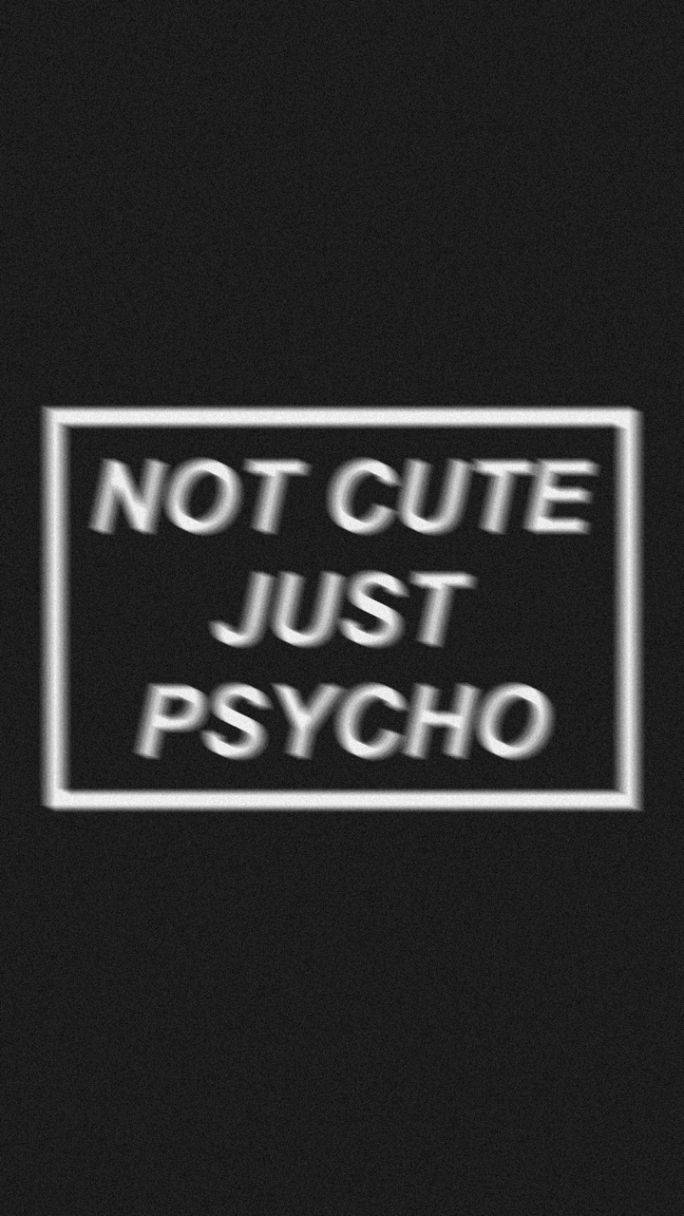 黑白 桌布 壁紙 — 粗體白色文字在方框中宣示 not cute just psycho，背景為有紋理的黑色。