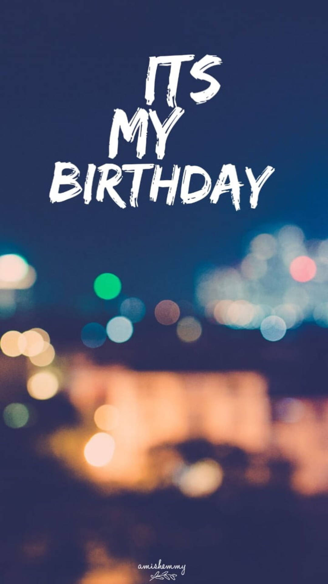 Birthday 桌布 壁紙 — 粗體白色文字在模糊的夜景城市景觀和發光散景燈光背景下顯示「這是我的生日」。