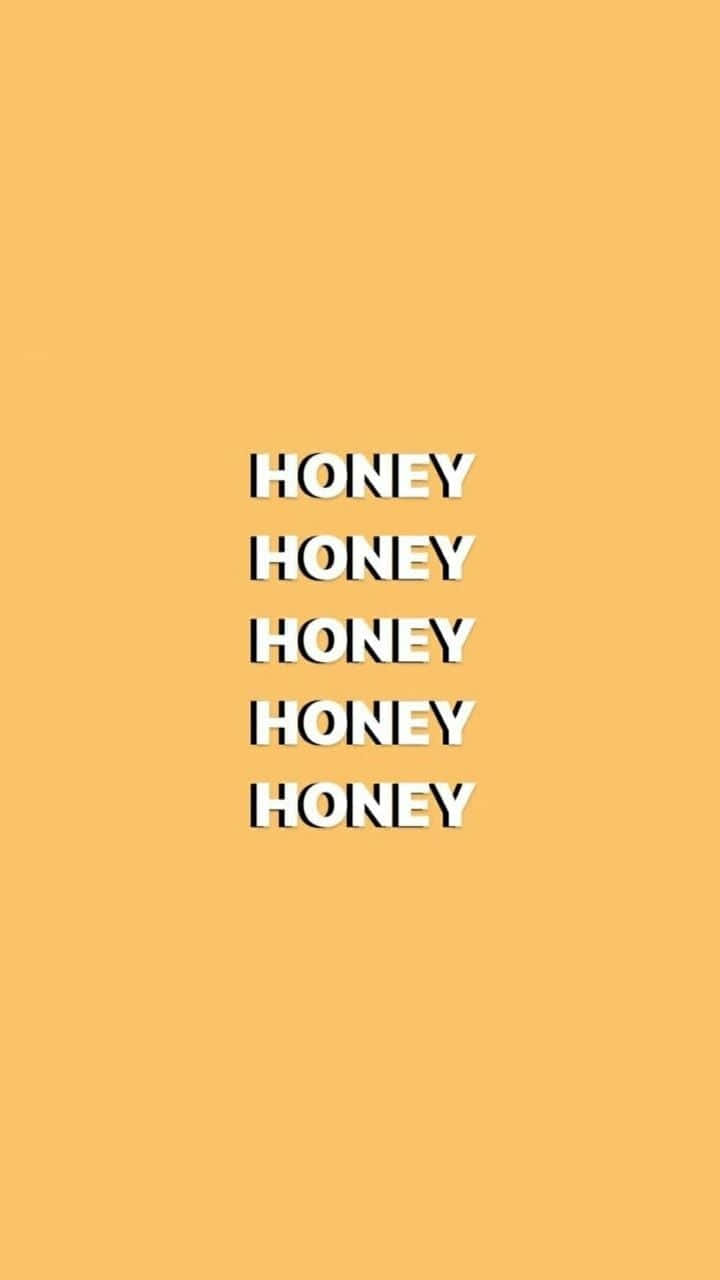 Soft Girl Aesthetic 桌布 壁紙 — 粗體白色文字在純金色背景上垂直居中重複 'HONEY'。