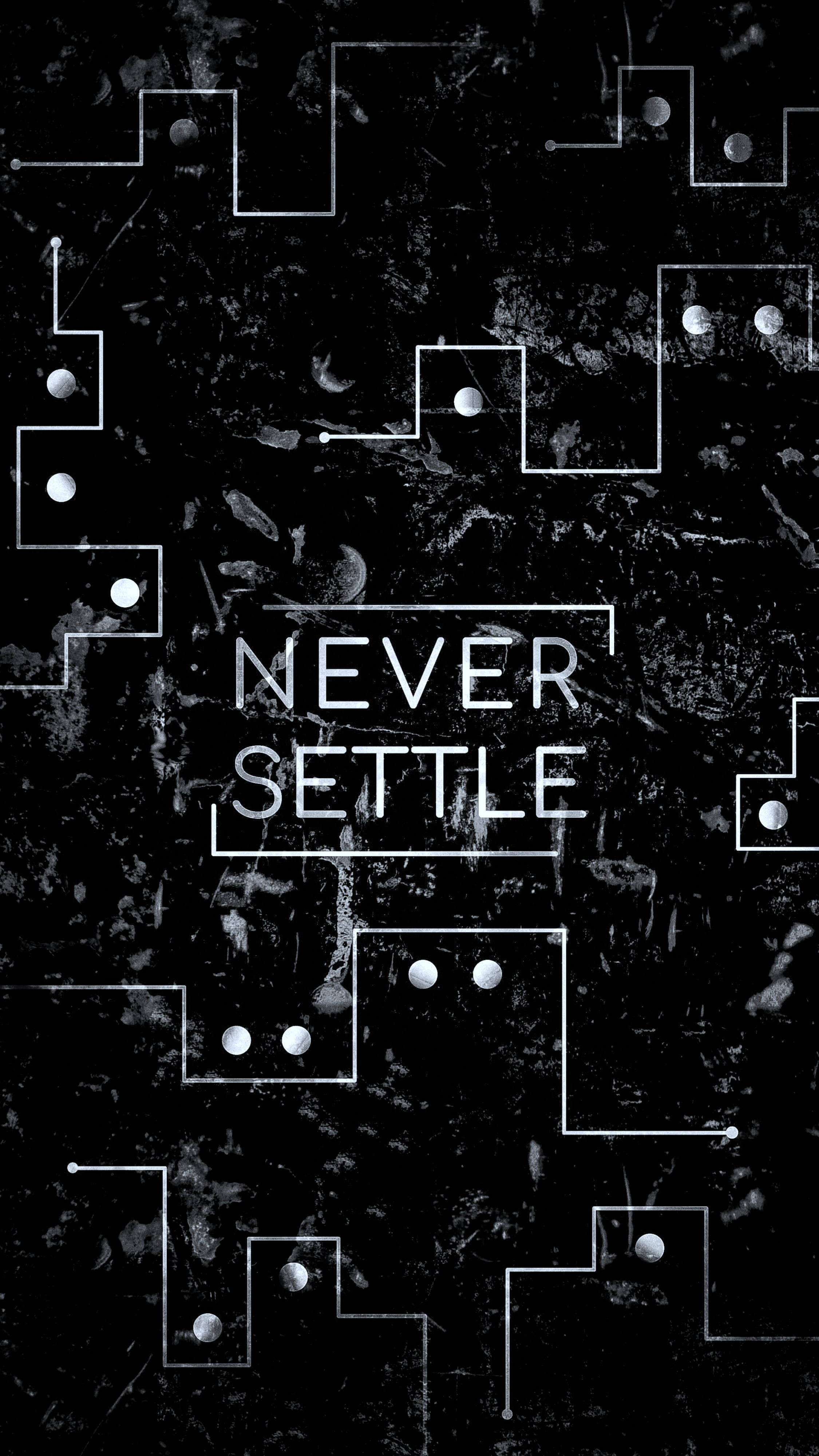 Positive Quotes 桌布 壁紙 — 粗體白色文字寫著「never settle」，背景為粗糙的黑色紋理，帶有幾何電路線條和發光點。