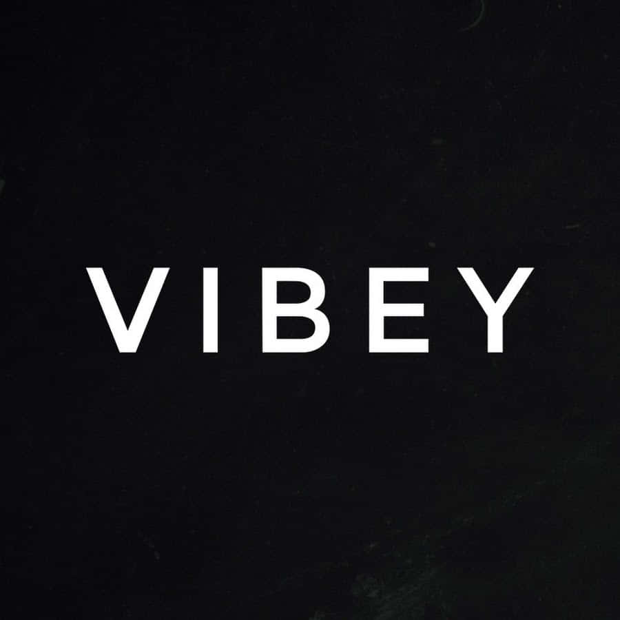 Vibey 桌布 壁紙 — 粗體白色文字拼寫VIBEY，在帶有細微顆粒的紋理深色背景上脫穎而出。
