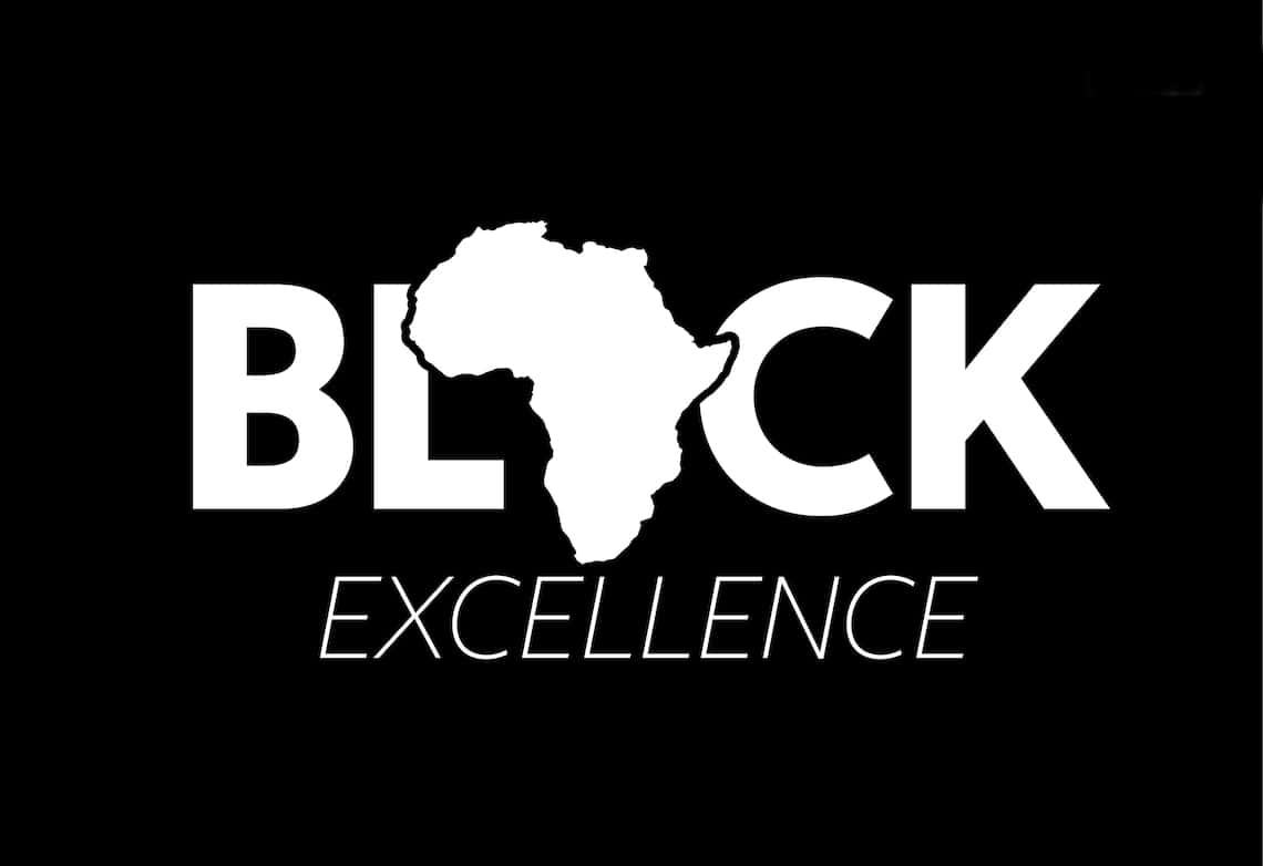 Black Excellence 桌布 壁紙 — 粗體白色文字顯示「BLACK EXCELLENCE」，並以非洲地圖取代字母 O，背景為純黑色。