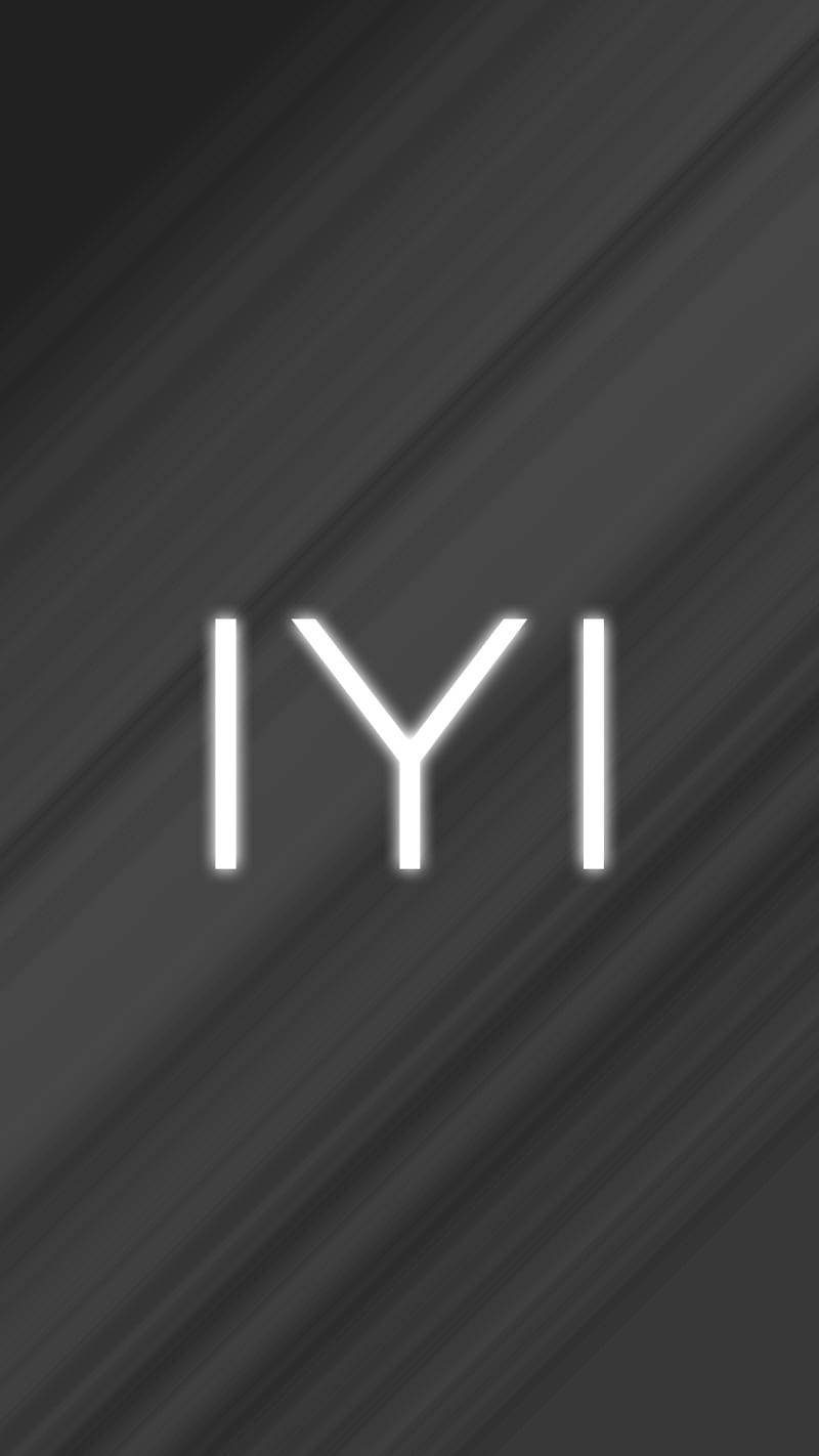 金屬動態圖 桌布 壁紙 — 粗體白色發光字母 IYI 居中於深灰色對角線條紋背景上。
