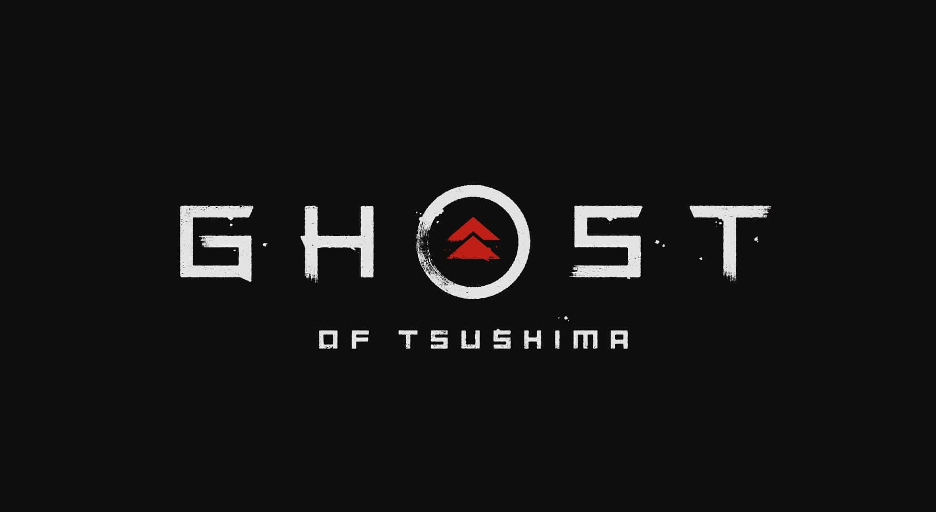 對馬戰鬼 桌布 壁紙 — 粗體白色磨損文字在純黑色背景上顯示 Ghost of Tsushima，O 中有一個紅色山脈符號。