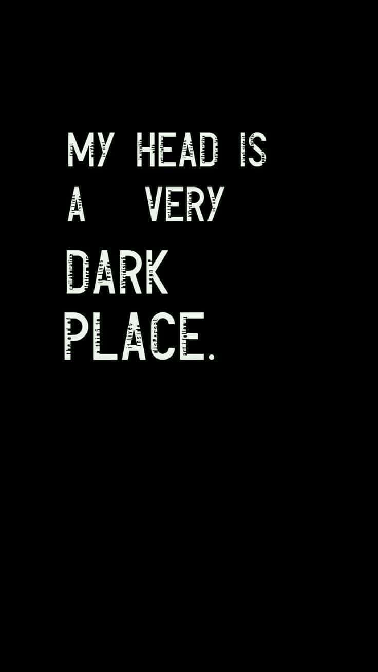 Dark Emo 桌布 壁紙 — 粗體白色磨損文字顯示「我的頭腦是一個非常黑暗的地方」，背景為純黑色。