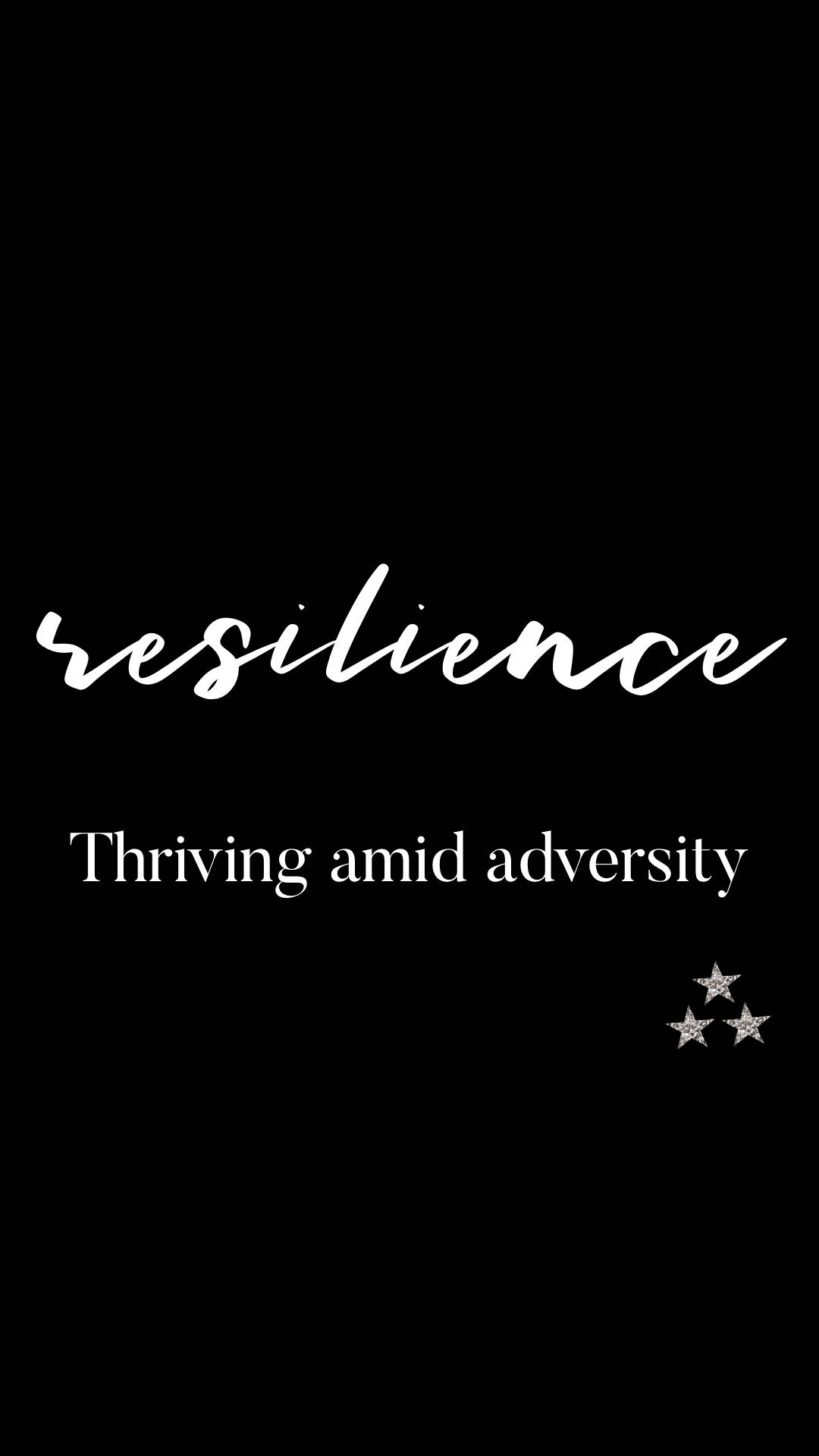 窩心語錄 桌布 壁紙 — 粗體白色草書文字 resilience 及副標題 thriving amid adversity，在純黑背景上配有三顆閃爍星星。