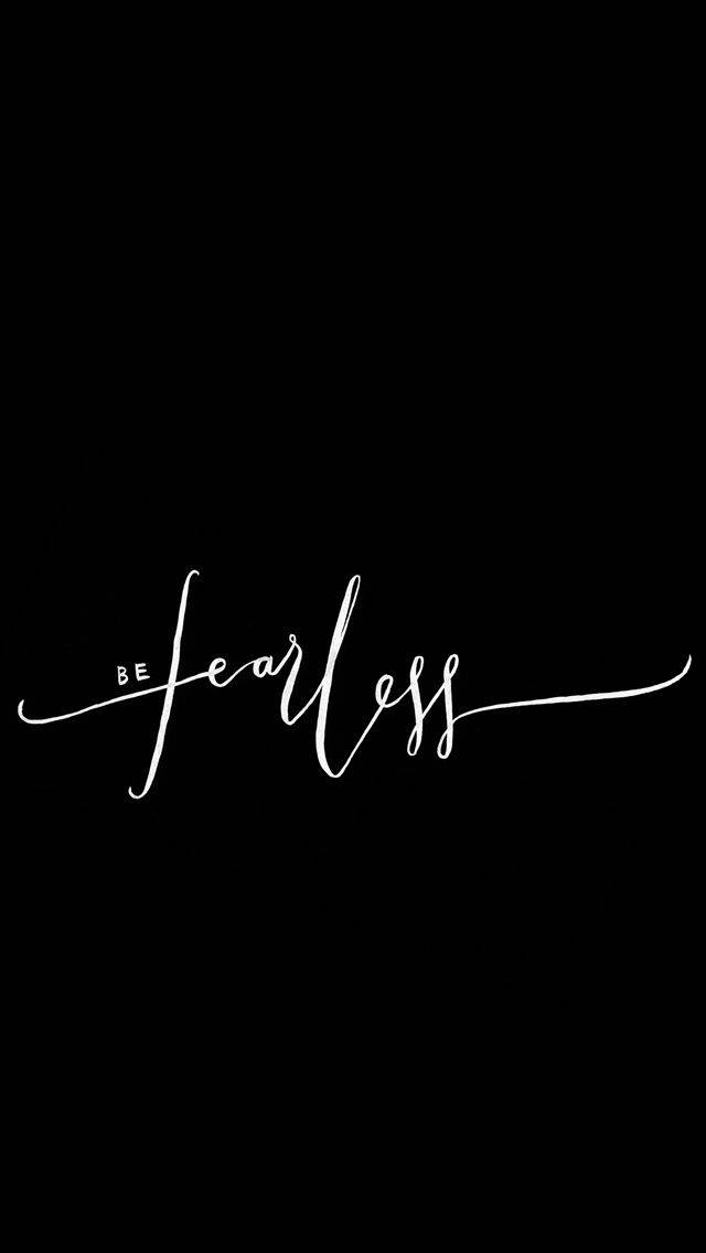 Positive Motivation 桌布 壁紙 — 粗體白色草書文字寫著「be fearless」，優雅地居中在純黑色背景上。