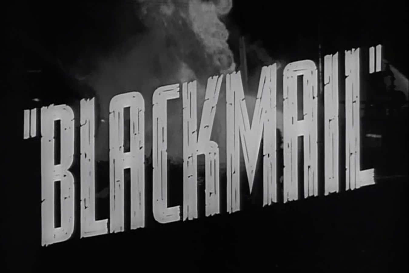 Blackmail 桌布 壁紙 — 粗體磨損標題文字 'BLACKMAIL' 以白色顯示在深色煙霧背景上，帶有模糊的工業結構。