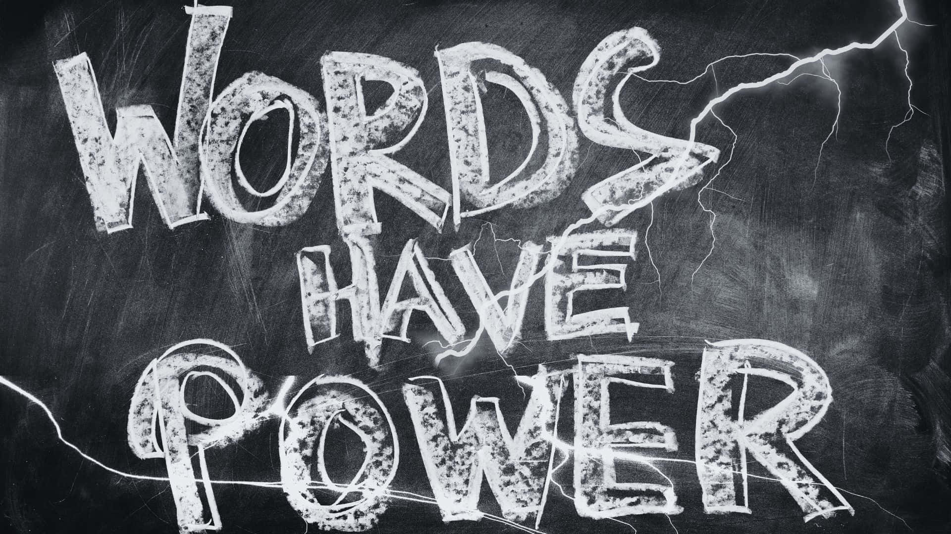 Black And White Word 桌布 壁紙 — 粗體粉筆字 'WORDS HAVE POWER' 在紋理黑板表面上伴隨閃電噼啪作響。