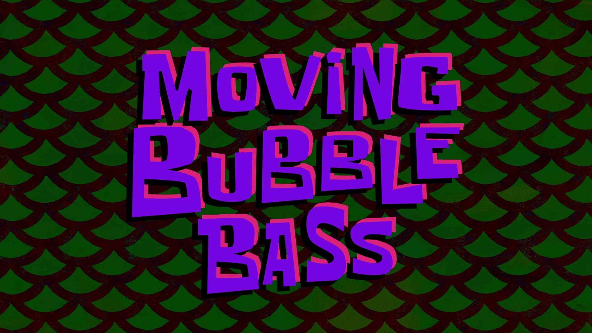 Bubble Bass 桌布 壁紙 — 粗體紫色3D文字顯示Moving Bubble Bass，背景為綠色魚鱗圖案。
