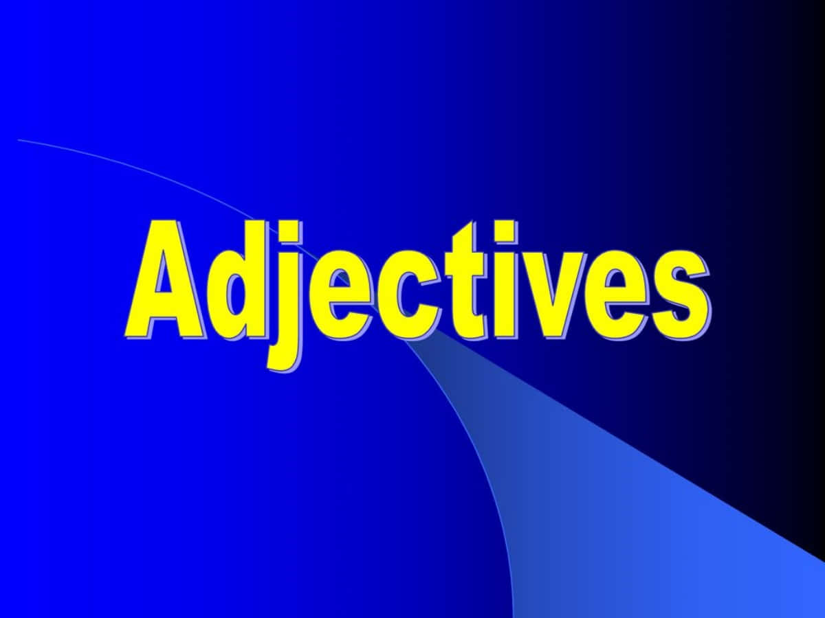 形容詞 桌布 壁紙 — 粗體黃色3D文字拼出'Adjectives'，居中放置在漸變藍色背景上，帶有微妙的光線效果。