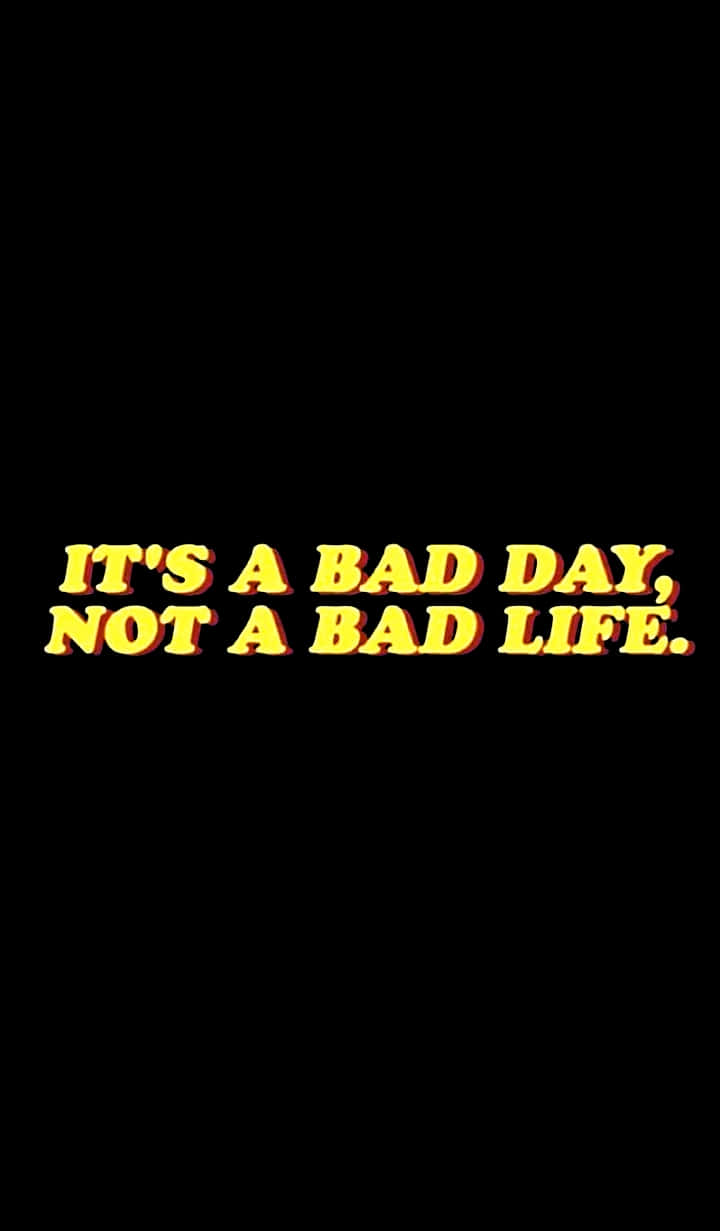 Aesthetic Grunge Phone 桌布 壁紙 — 粗體黃色文字在純黑色背景上寫著「IT'S A BAD DAY NOT A BAD LIFE」。