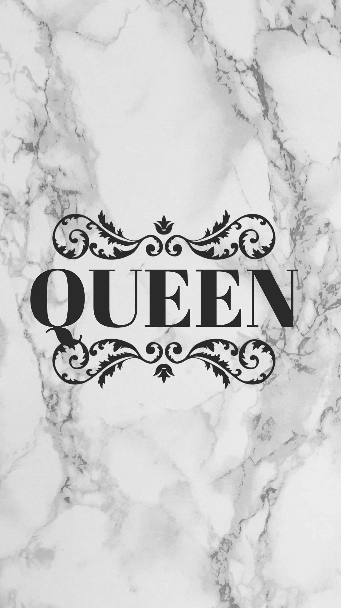 黑白 桌布 壁紙 — 粗體黑色「QUEEN」文字，帶有華麗花飾，居中於帶有灰色紋理的白色大理石背景上。