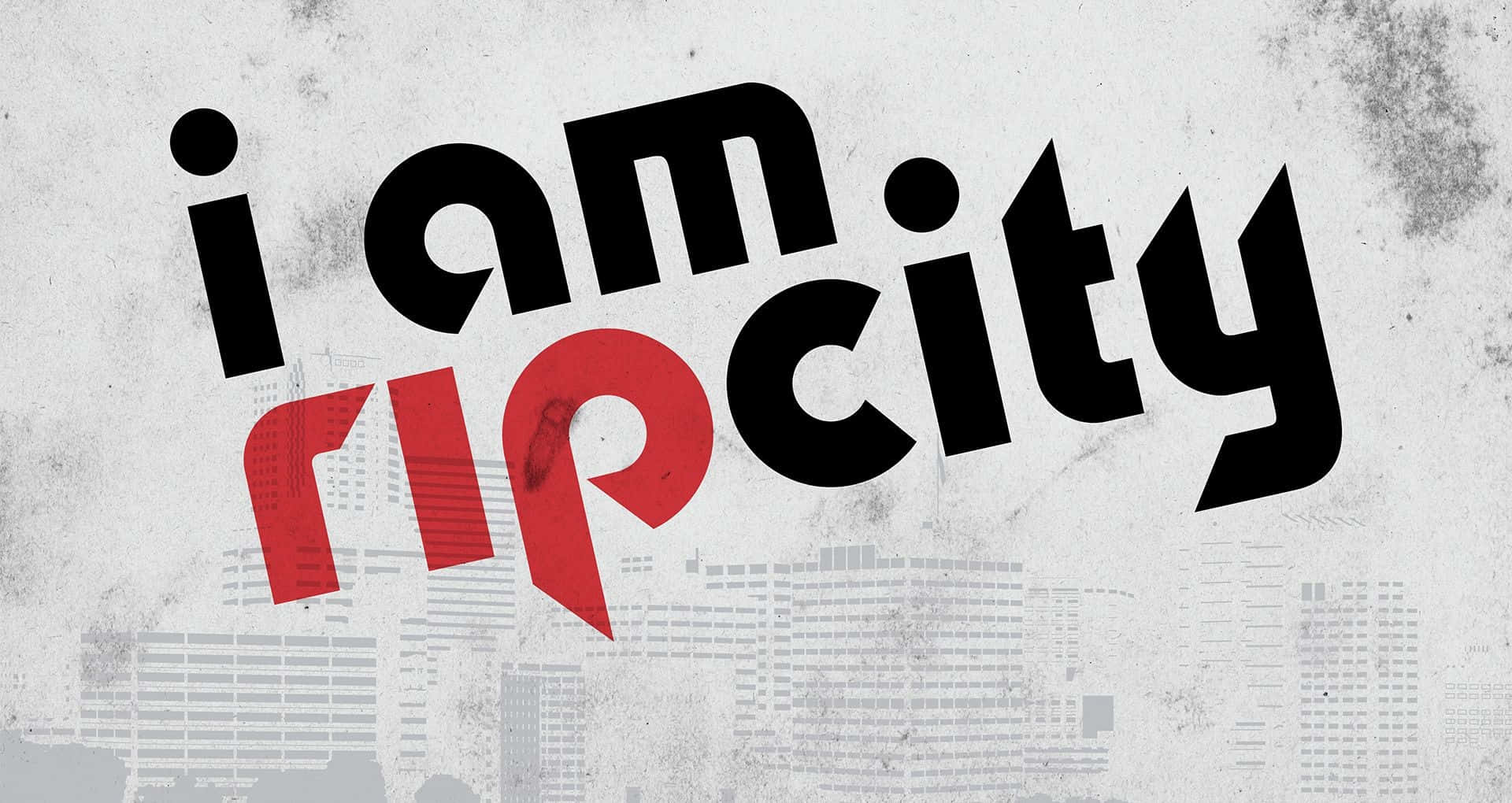 裂開 桌布 壁紙 — 粗體黑色和紅色的「i am rip city」文字疊加在褪色的城市天際線上，背景為有紋理的白色。