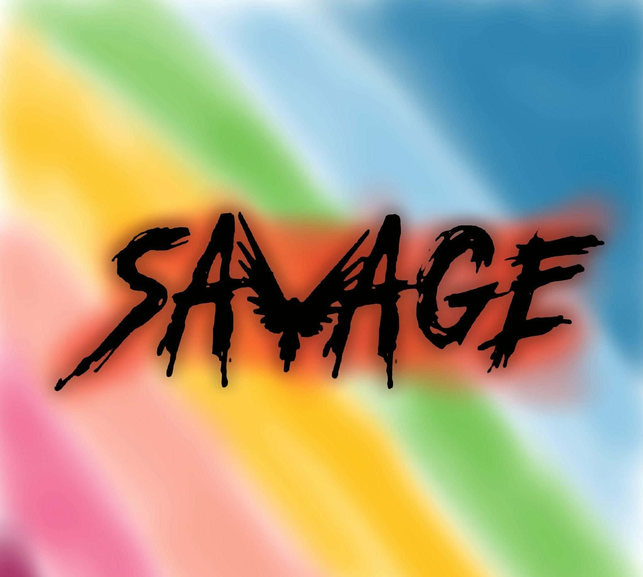 savage 桌布 壁紙 — 粗體黑色塗鴉字體嘅「savage」一詞滴落喺充滿活力嘅彩虹漸變背景上。