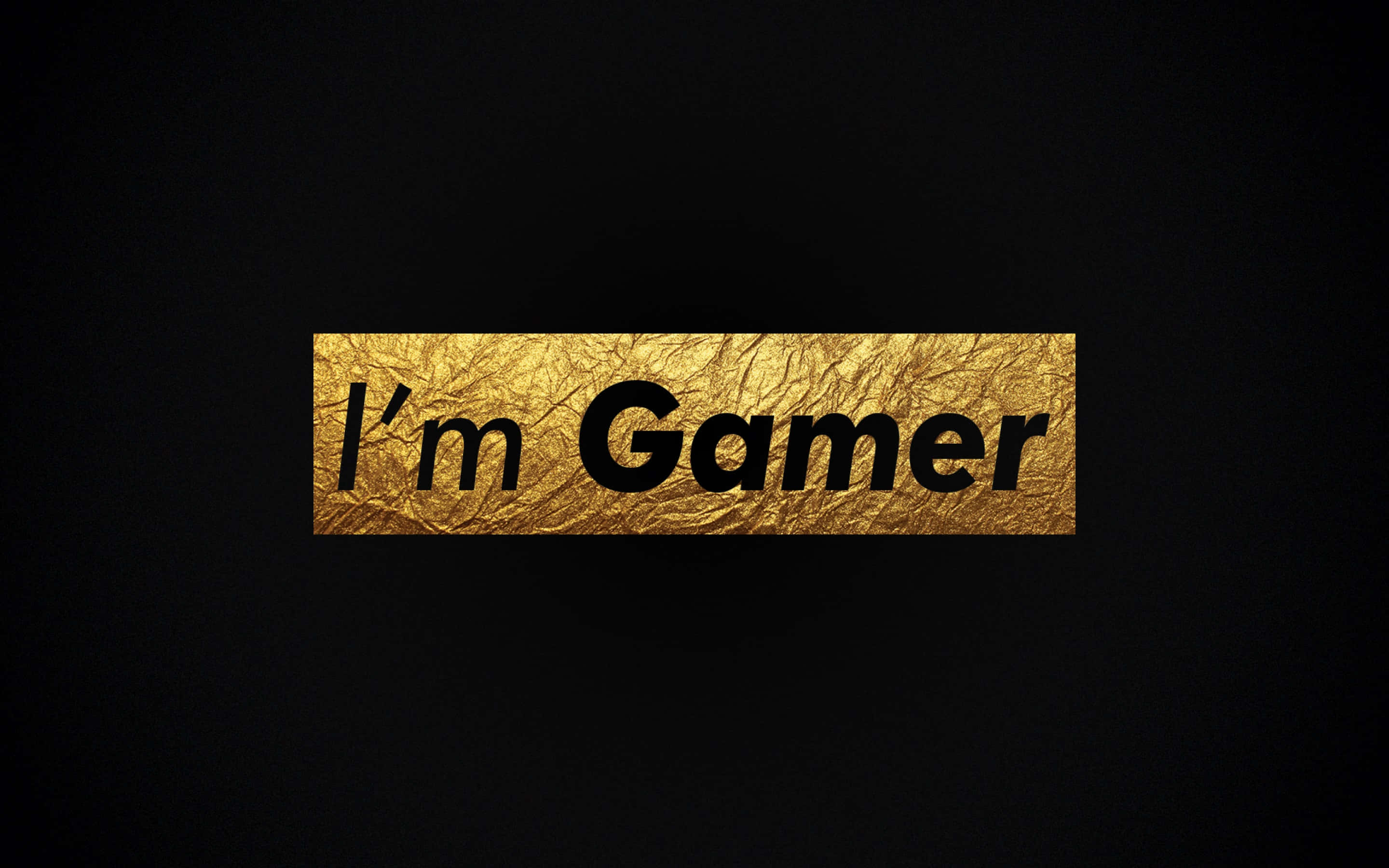 Pro Gamer 桌布 壁紙 — 粗體黑色文字「I'm Gamer」位於帶紋理的金色矩形中央，背景為純黑色。