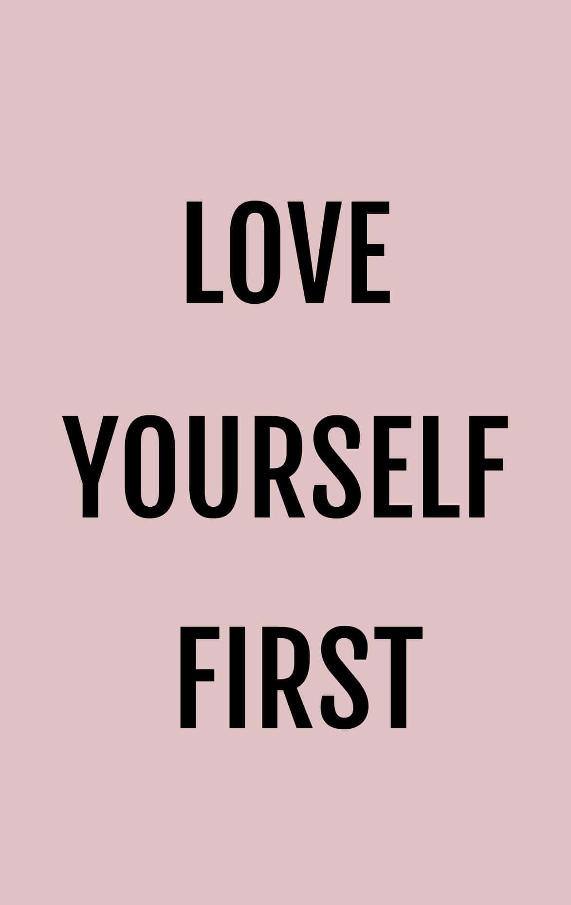 Love Quotes 桌布 壁紙 — 粗體黑色文字「love yourself first」居中顯示在柔和的粉紅色背景上。