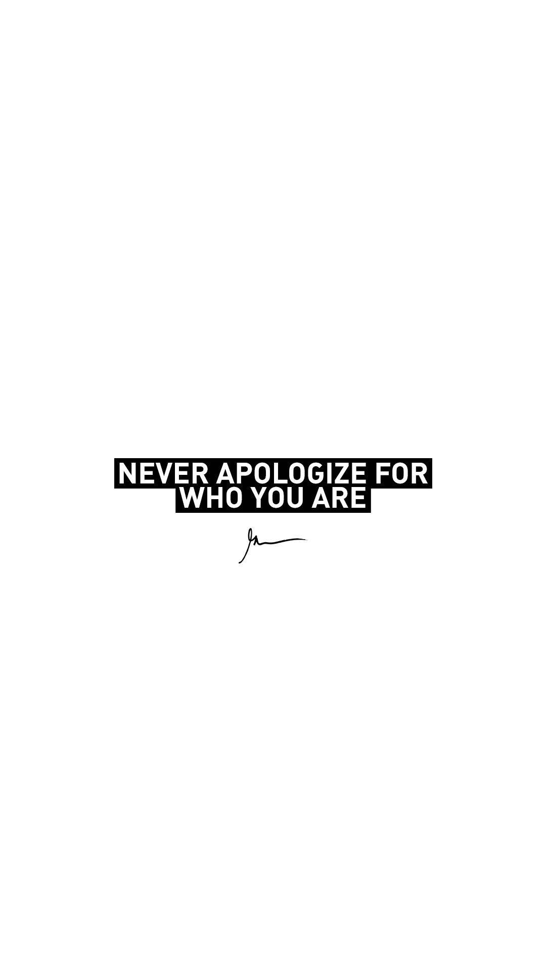 激勵 桌布 壁紙 — 粗體黑色文字 'NEVER APOLOGIZE FOR WHO YOU ARE' 居中顯示在純白背景上，下方有一個小簽名。
