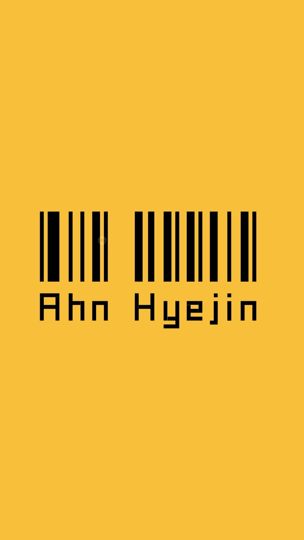 Barcode Scanning 桌布 壁紙 — 粗體黑色條碼和名字 Ahn Hyejin 居中於純芥末黃色背景上。