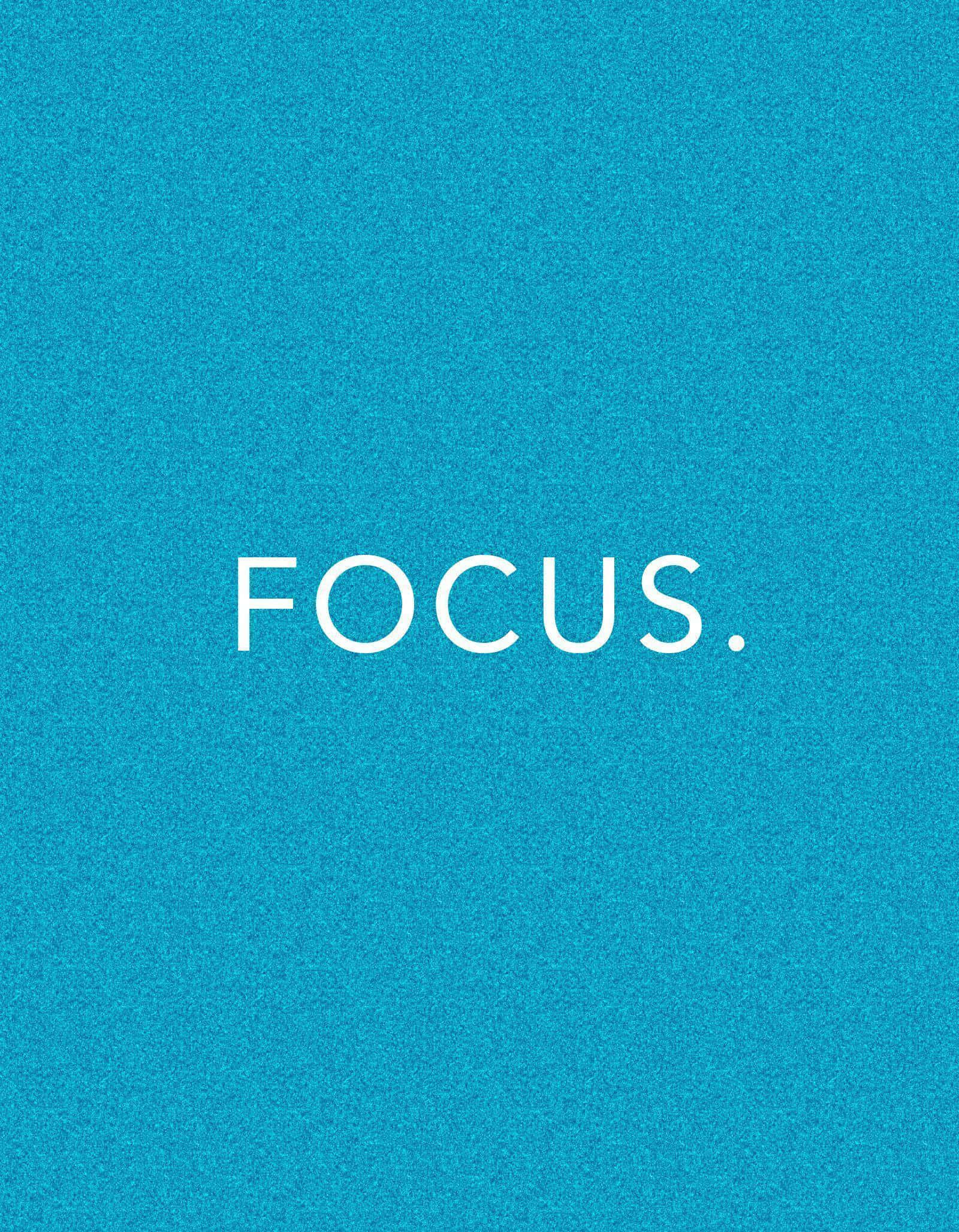 精密鏡頭的微距特寫 壁紙 — 白色無襯線字體「focus」居中顯示在帶有紋理的青綠色背景上。