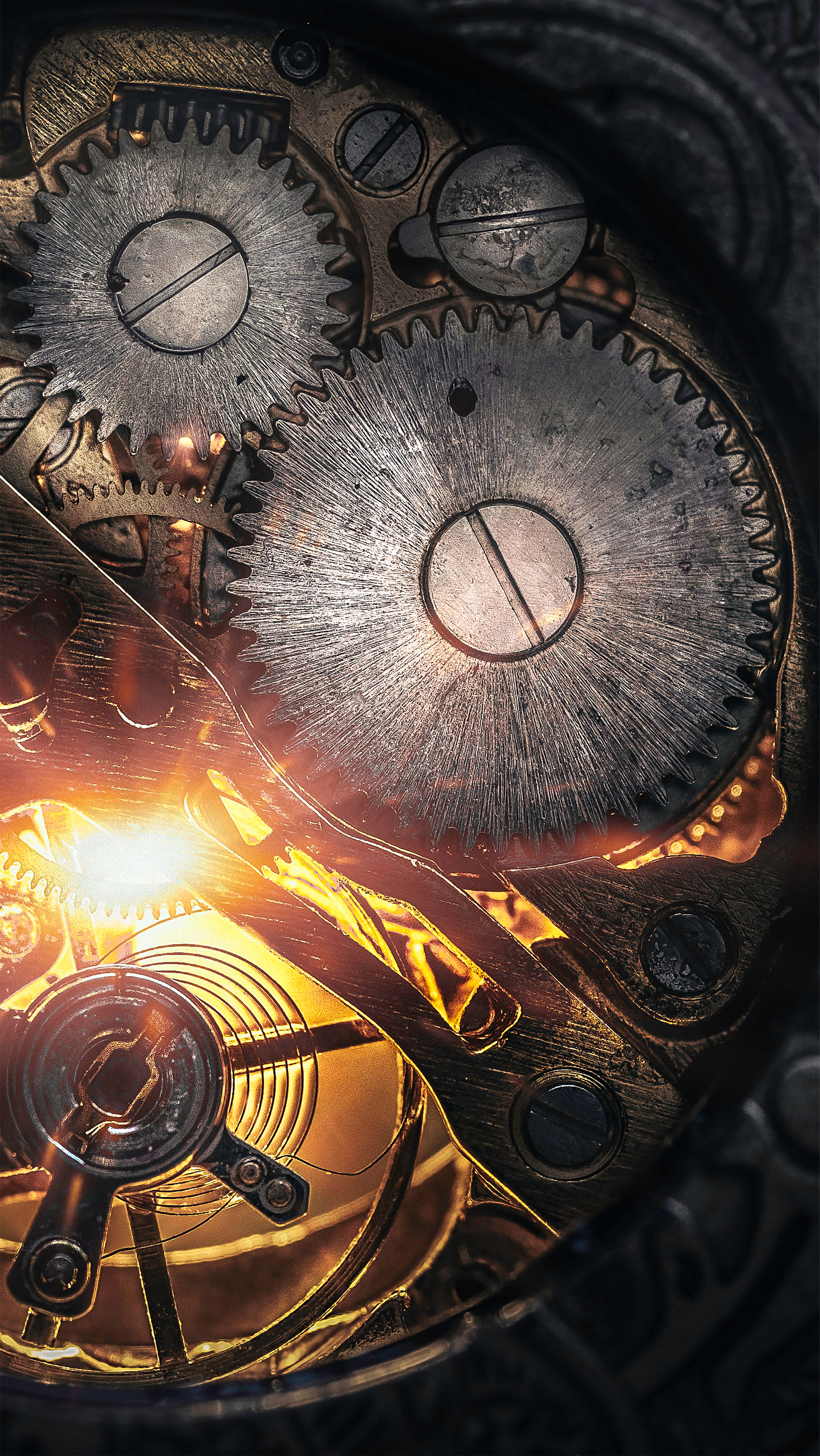 Dark Steampunk 桌布 壁紙 — 精密黃銅和鋼製齒輪的特寫，從機械引擎內部散發出溫暖的光芒。