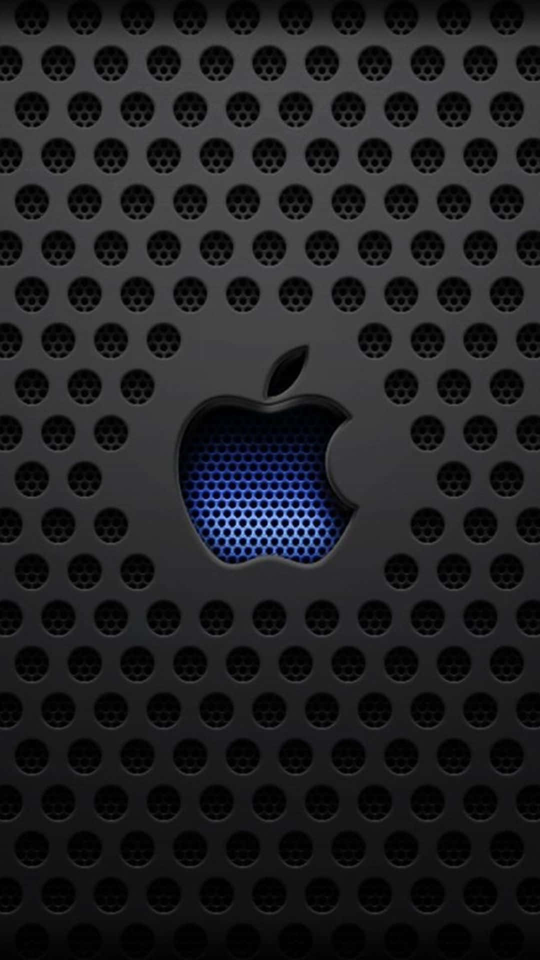 Apple標誌在穿孔金屬格柵後方發出藍光。